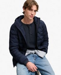Superdry Pikowana kurtka Hooded Heat Weld z recyklingowanego poliestru – PETROL. Niebieskie kurtki Superdry, m, bez wzorów, z materiału, z kapturem. Za 647.05 zł.