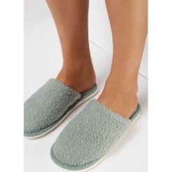 Zielone Kapcie Atrotus. Zielone kapcie Born2be, bez wzorów, z gumy. W wyprzedaży za 27.99 zł.