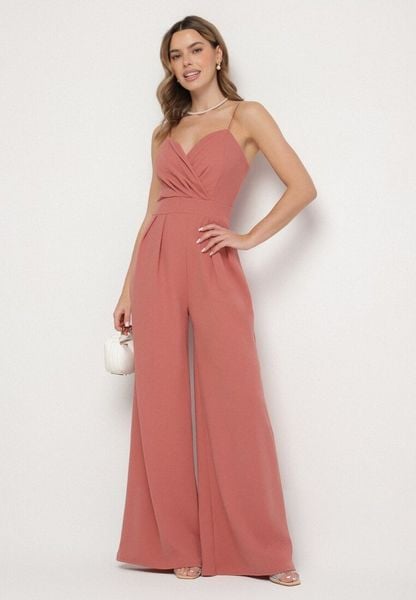 Ciemnoróżowy Kombinezon z Trójkątnym Dekoltem na Cienkich Ramiączkach Iliantia. Czerwone sukienki Born2be, na spotkanie biznesowe, l, bez wzorów, bez kołnierzyka, bez ramiączek, kopertowe. Za 129.99 zł.