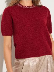 Bluzka swetrowa ze zdobionym dekoltem z domieszką wełny - czerwony. Czerwone bluzki Sinsay, l, z aplikacjami, z wełny, bez kołnierzyka, bez ramiączek. Za 49.99 zł.