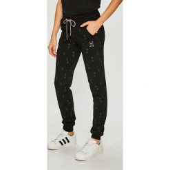 Femi Stories - Spodnie. Szare spodnie dresowe Femi Stories, z bawełny. W wyprzedaży za 229.90 zł.