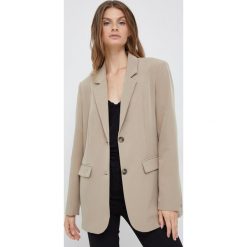 Vero Moda marynarka kolor beżowy jednorzędowa gładka. Brązowe marynarki i żakiety Vero Moda, bez wzorów, klasyczne, bez ramiączek. W wyprzedaży za 257.99 zł.