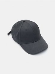 Bawełniana czapka z daszkiem - czarny. Czarne czapki z daszkiem Sinsay, bez wzorów, z bawełny. Za 9.99 zł.