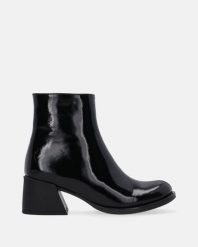 LAKIEROWANE BOTKI NA OBCASIE 0012811 303 BLAC. Botki Venezia, bez wzorów, z lakierowanej skóry, bez obcasa, na obcasie, bez zapięcia. Za 479.00 zł.