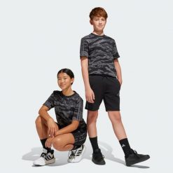 Szorty Seasonal Essentials Camo Kids. Czarne szorty adidas, bez wzorów, z materiału, sportowe. W wyprzedaży za 111.20 zł.