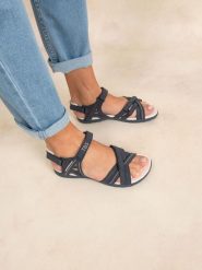 Kobiece sandały na płaskiej podeszwie TBS Trekker. Białe sandały TBS, bez wzorów, bez obcasa, na płaskiej podeszwie, bez zapięcia. Za 244.90 zł.