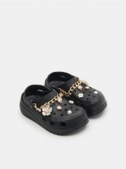 Klapki - czarny. Czarne klapki Sinsay, bez wzorów, z okrągłym noskiem, bez obcasa, bez zapięcia. Za 49.99 zł.