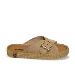 Klapki damskie skórzane Casablanca. Brązowe klapki Aulp, bez wzorów, z gumy, boho, z otwartym noskiem, bez obcasa, na płaskiej podeszwie, bez zapięcia. Za 349.99 zł.