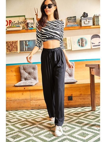 Olalook Spodnie w kolorze czarnym rozmiar: M. Czarne spodnie materiałowe Olalook, bez wzorów, z materiału. Za 56.99 zł.