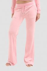 JUICY COUTURE Różowe damskie spodnie dresowe Layla Low Rise. Czerwone spodnie dresowe Juicy Couture, bez wzorów, z dresówki. W wyprzedaży za 347.99 zł.