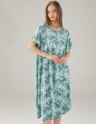 Zielona sukienka w kwiaty. Zielone sukienki Unisono, m, bez wzorów, z wiskozy, bez kołnierzyka, bez ramiączek, mini. Za 169.00 zł.
