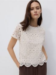 Crochetowa bluzka - złamana biel. Bluzki Reserved, l, bez wzorów, z bawełny, bez kołnierzyka, bez ramiączek. W wyprzedaży za 69.99 zł.