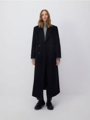 Wełniany płaszcz - czarny. Czarne płaszcze Reserved, l, bez wzorów, z wełny, klasyczne, bez kaptura. W wyprzedaży za 359.99 zł.