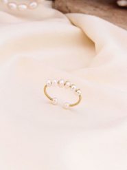 Pierres de Jade Pozłacany pierścionek z perłami rozmiar: onesize. Białe pierścionki Pierres de Jade, z perłą, pozłacane. Za 30.99 zł.