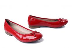RIEKER 51950-33 red, baleriny damskie. Czerwone czółenka Rieker, bez wzorów, bez obcasa, na obcasie, bez zapięcia. Za 289.90 zł.