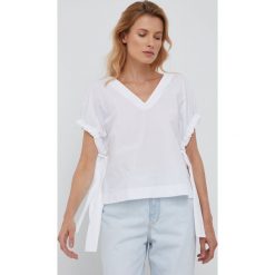 Sisley bluzka bawełniana damska kolor biały gładka. Białe bluzki Sisley, l, bez wzorów, z bawełny, bez kołnierzyka, bez ramiączek. Za 229.99 zł.