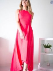 Sukienka Model Jennifer Coral - Jersa. Sukienki Jersa, na co dzień, plus size, bez wzorów, eleganckie, bez kołnierzyka, plus size, bez ramiączek, maxi, dopasowane. Za 599.65 zł.