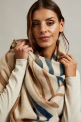 Szalik w zwierzęcy wzór beżowy. Brązowe szaliki i kominy MOODO, bez wzorów, z poliesteru. W wyprzedaży za 39.99 zł.