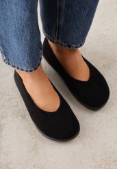Czarne Balerinki Barefoot z Wycięciem V przy Nosku Indira. Czarne baleriny Renee, bez wzorów, bez obcasa, bez zapięcia. Za 99.99 zł.