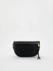 Saszetka crossbody - czarny. Czarne nerki i saszetki Reserved, bez wzorów, ze skóry, klasyczne, bez dodatków. W wyprzedaży za 79.99 zł.