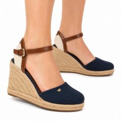 Sandały damskie do chodzenia Wrangler BRAVA WOMEN WEDGE. Brązowe sandały Wrangler, bez wzorów, z materiału, wakacyjne, bez obcasa, bez zapięcia. Za 199.00 zł.