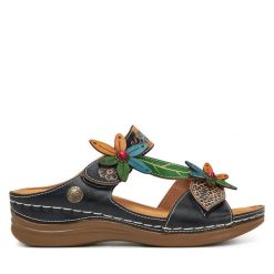Klapki Laura Vita. Czarne klapki LAURA VITA, bez wzorów, bez obcasa, bez zapięcia. Za 349.99 zł.