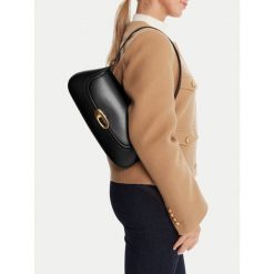 Torebka Calvin Klein. Czarne torebki klasyczne Calvin Klein, bez wzorów, klasyczne, bez dodatków. Za 439.99 zł.