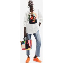 Desigual koszula bawełniana damska kolor biały relaxed z kołnierzykiem klasycznym. Białe koszule Desigual, m, bez wzorów, z bawełny, klasyczne, bez kołnierzyka, bez ramiączek. W wyprzedaży za 299.99 zł.