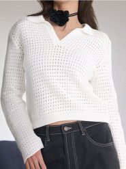 Sweter z kołnierzykiem z ażurowym wykończeniem - kremowy. Białe swetry Sinsay, l, w ażurowe wzory, bez ramiączek. Za 49.99 zł.