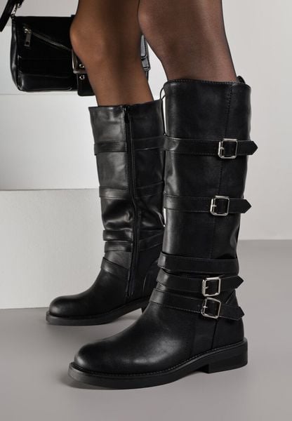 Czarne Kozaki Bikery Ozdobione Paskami i Kwadratowymi Klamrami Lingara. Czarne kozaki Born2be, bez wzorów, z jeansu, klasyczne, bez obcasa, na płaskiej podeszwie, bez zapięcia. Za 179.99 zł.