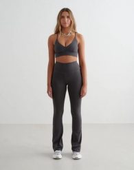 Damskie legginsy rozszerzane z wysokim stanem dla wysokich Sense ciemnoszare. Szare legginsy AIM'N, bez wzorów, z elastanu, długie. Za 344.00 zł.