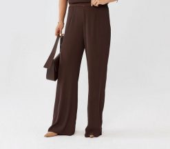 Eleganckie czekoladowe spodnie Rosa z poszerzoną nogawką PLUS SIZE XXL OVERSIZE JESIEŃ. Brązowe spódnice Moda Size Plus Iwanek, na co dzień, plus size, bez wzorów, z elastanu, eleganckie, mini, koszulowe. Za 249.90 zł.