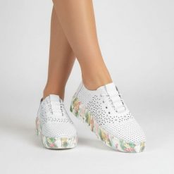 Półbuty damskie Artiker, cholewka ze skóry naturalnej perforowana konstrukcja z klasycznym sznurowaniem podwyższona podeszwa o dekoracyjnej strukturz. Białe półbuty wsuwane Artiker, bez wzorów, ze skóry, klasyczne, bez obcasa. Za 199.00 zł.