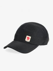 Czapka z daszkiem Fjallraven High Coast Wind Cap. Czarne czapki z daszkiem Fjällräven, bez wzorów, z materiału, eleganckie. Za 180.29 zł.