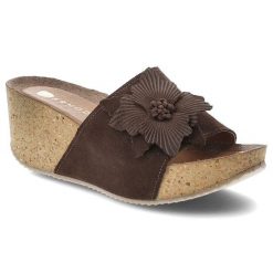 Klapki damskie Armodo, cholewka ze skóry naturalnej zamszowej z szerokim paskiem z przodu ozdobna aplikacja kwiatowa na stabilnym koturnie, brązowe,. Brązowe klapki Armodo, z aplikacjami, ze skóry, bez obcasa, na koturnie, bez zapięcia. Za 319.00 zł.