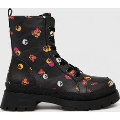 Desigual workery FLOWERS damskie kolor czarny na platformie. Czarne botki Desigual, bez wzorów, z gumy, z okrągłym noskiem, bez obcasa, na platformie, bez zapięcia. W wyprzedaży za 389.99 zł.