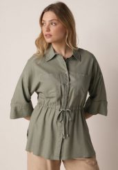 Zielona Koszula z Bawełną i Lnem Ozdobiona Wycięciami i Ściągana w Pasie Harwinds. Zielone koszule Born2be, m, z aplikacjami, z bawełny, biznesowe, bez kołnierzyka, bez ramiączek. Za 139.99 zł.