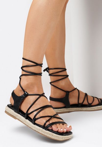 Czarne Sandały Iantheis. Czarne sandały Born2be, bez wzorów, ze skóry ekologicznej, boho, bez obcasa, na płaskiej podeszwie, bez zapięcia. Za 79.99 zł.