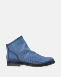Ażurowe botki damskie w kolorze niebieskim M030LEBUOBB012. Niebieskie botki Venezia, w ażurowe wzory, ze skóry, bez obcasa, bez zapięcia. Za 599.00 zł.