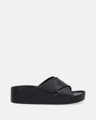 SKÓRZANE KLAPKI DAMSKIE W KOLORZE CZARNYM 1103 BLACK. Czarne klapki Venezia, bez wzorów, ze skóry, bez obcasa, bez zapięcia. Za 239.00 zł.