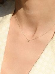 Maison héritage PARIS Złoty naszyjnik "Solitaire" z diamentem - dł. 42 cm rozmiar: onesize. Żółte naszyjniki maison héritage PARIS, z materiału, z diamentem, złote. Za 1,217.99 zł.