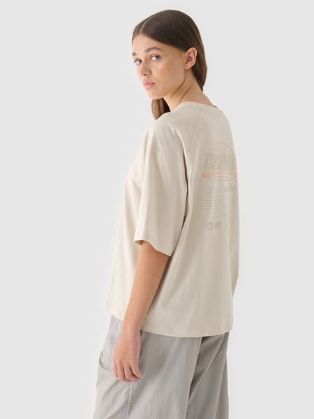 4F T-shirt oversize z nadrukiem damski - beżowy XS. Brązowe t-shirty 4f, xs, bez wzorów, z bawełny, klasyczne, bez kołnierzyka, bez ramiączek. W wyprzedaży za 29.99 zł.