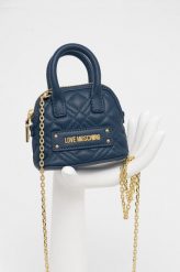 Love Moschino kopertówka kolor granatowy. Niebieskie kopertówki Love Moschino, bez wzorów, na ramię, pikowane, bez dodatków. W wyprzedaży za 419.99 zł.