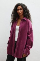 Sztruksowa koszula typu oversize w kolorze VIOLET - GARNET-M/L. Fioletowe koszule Marsala, l, bez wzorów, z bawełny, klasyczne, bez kołnierzyka, bez ramiączek. Za 459.90 zł.