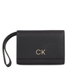 Portfel damski Calvin Klein. Czarne portfele Calvin Klein, bez wzorów. Za 199.99 zł.
