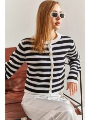 Bianco Lucci Kardigan w kolorze biało-czarnym rozmiar: onesize. Białe swetry Bianco Lucci, bez wzorów, ze splotem, bez ramiączek. Za 69.75 zł.