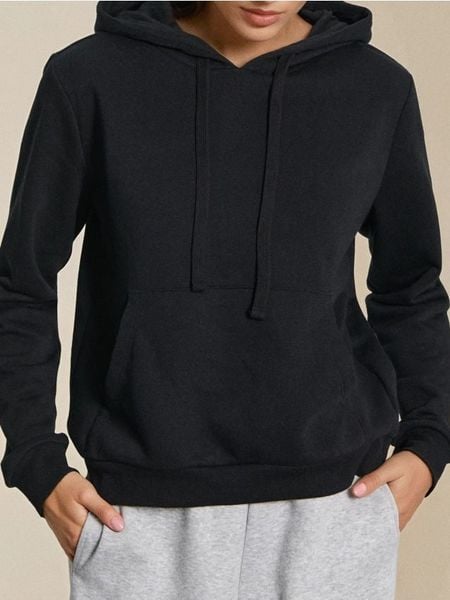 Dresowa bluza hoodie z kieszenią - czarny. Czarne bluzy Sinsay, l, bez wzorów, z dresówki, bez ramiączek, bez kaptura. Za 29.99 zł.