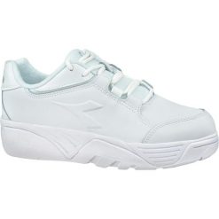 Buty sportowe damskie Diadora Majesty. Białe buty treningowe Diadora, bez wzorów, z materiału, przed kostkę, bez zapięcia, trekkingowe. Za 249.99 zł.