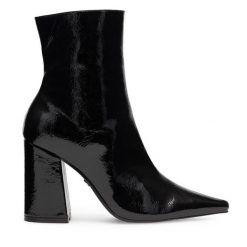 Botki Nine West. Czarne botki Nine West, bez wzorów, bez obcasa, na słupku, bez zapięcia. Za 129.99 zł.