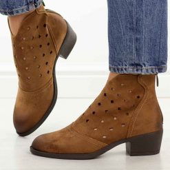 Brązowe ażurowe botki damskie na obcasie Potocki 12749. Brązowe botki POTOCKI, w ażurowe wzory, z jeansu, eleganckie, bez obcasa, na obcasie, bez zapięcia. Za 219.00 zł.